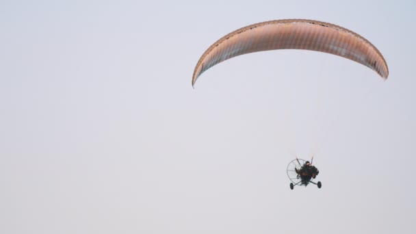 Paramotor Tandem planeando y volando en el aire. Copiar espacio — Vídeos de Stock