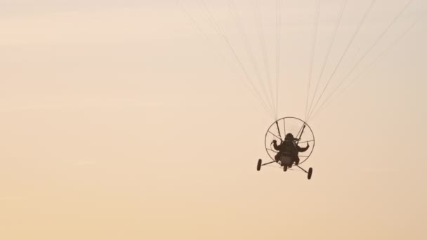 Tandem Paramotor Gliding - δύο άνδρες που πετούν και γλιστρούν στον αέρα — Αρχείο Βίντεο