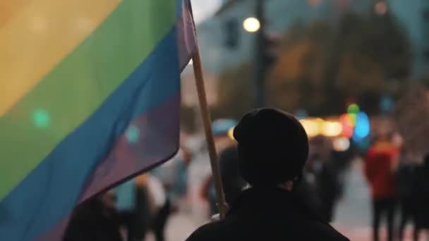 Kvinna med ansiktsmask med regnbågsflagga. Demonstration mot diskriminering — Stockvideo