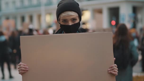 Protesta y manifestaciones. mujer rebelde con mascarilla impactante — Vídeo de stock