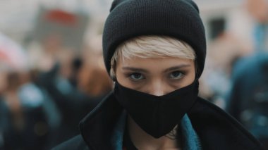 Gösterilerde genç kızgın isyancı kadınların portresi