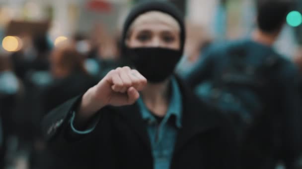 Πορτρέτο των νέων οργισμένων επαναστατημένων γυναικών στις διαδηλώσεις — Αρχείο Βίντεο