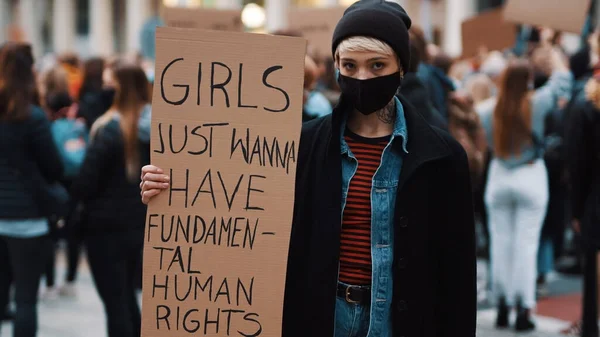 As raparigas só querem ter direitos humanos fundamentais. Mulher marcha protesto anti-aborto, mulher segurando bandeira na multidão — Fotografia de Stock