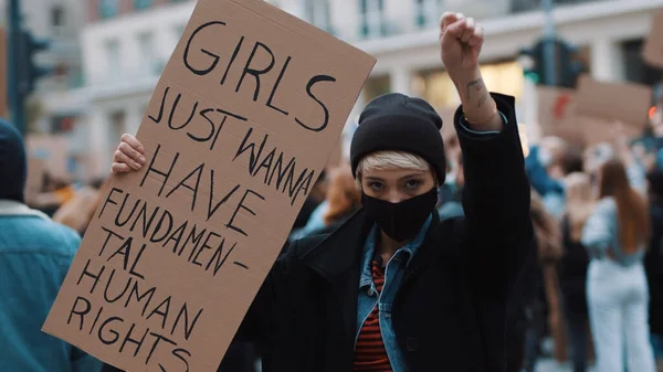 Las chicas sólo quieren tener derechos humanos fundamentales. Protesta contra el aborto de la marcha de la mujer, mujer sosteniendo pancarta en la multitud —  Fotos de Stock