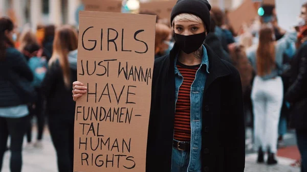 As raparigas só querem ter direitos humanos fundamentais. Mulher marcha protesto anti-aborto, mulher segurando bandeira na multidão — Fotografia de Stock