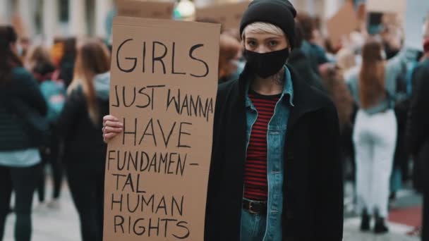 Девочки просто хотят иметь фундаментальные права человека. Женщина марширует против абортов, женщина держит плакат и говорит в мегафон — стоковое видео