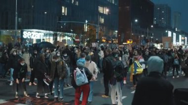 Varşova, Polonya 10.27.2020 Kürtaj karşıtı grev, kadınlar yürüyor