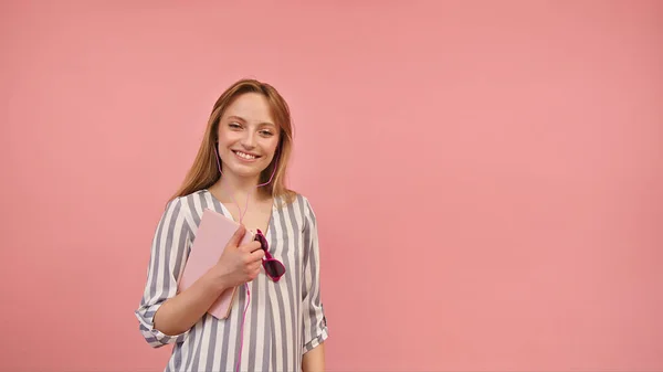 Sorrindo jovem loira estudante com caderno isolado em fundo rosa — Fotografia de Stock