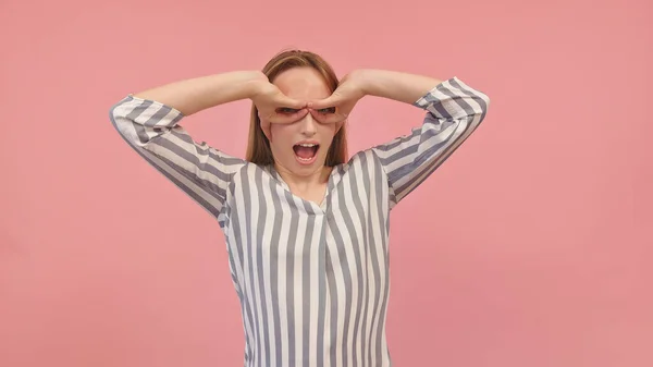 Verrückte lustige junge Frau macht Brille mit ihren Fingern — Stockfoto