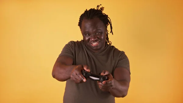 Focado afro-americano negro homem com cabelo trançado jogando videogames — Fotografia de Stock