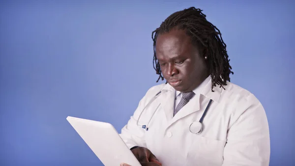Docteur noir afro-américain utilisant la tablette pour la recherche médicale — Photo
