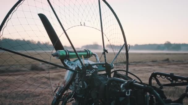 Varsóvia, Polónia - 23.05.2020 Fechar as hélices do paramotor em tandem. Preparando-se para voar. — Vídeo de Stock