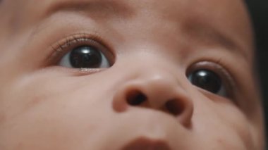 Sevimli Afro-Amerikan siyah erkek bebek. Gözlerini kapat.