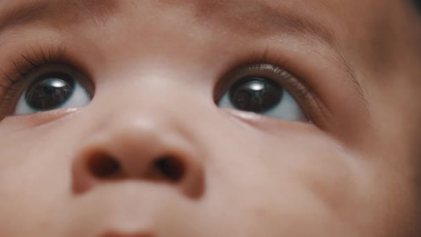 Cierra los ojos del bebé. Hermosa piel oscura expresión de la cara recién nacido — Vídeos de Stock