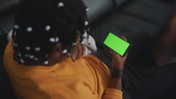 拿着带有绿色屏幕的智能手机的非裔美国黑人 — 图库视频影像