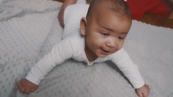 Bebê recém-nascido adorável tendo um tempo de barriga cercada por presentes. Primeiro bebê natal — Vídeo de Stock