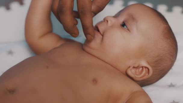 Menutup ayah kulit hitam menggelitik perut bayinya yang baru lahir. Ayah dan keluarga multirasial — Stok Video