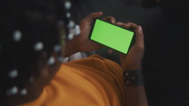 Nad głową, czarny człowiek patrząc na zielony ekran na smartfonie — Wideo stockowe