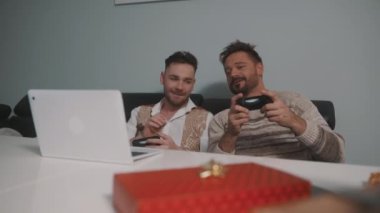 Mutlu eşcinsel çift ya da video oyunu oynayan en iyi arkadaşlar. Ön planda hediye