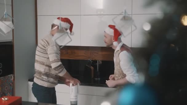 Szczęśliwy mężczyzna homoseksualista para sprzątanie kuchnia i przygotowanie dla Wigilia — Wideo stockowe
