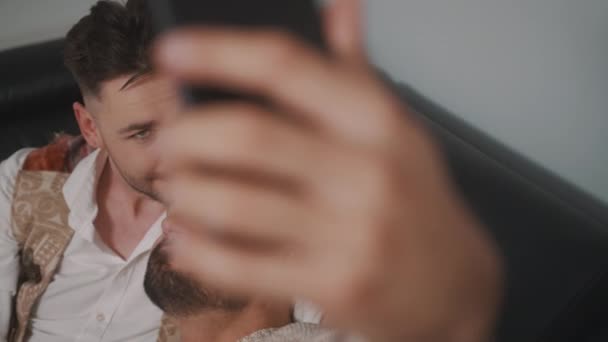 Engraçado romântico masculino gay casal usando smartphone para vídeo chamada. — Vídeo de Stock