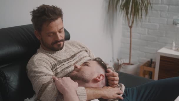 İki homoseksüel partneri arasında tutkulu bir kucaklaşma. Adam ortağını sakinleştiriyor. — Stok video