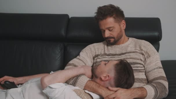 Красивий чоловік спить на колінах свого хлопця. Щасливі гомосексуальні стосунки — стокове відео