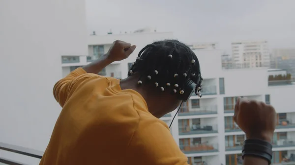 Hombre negro afroamericano feliz con auriculares bailando en la terraza —  Fotos de Stock