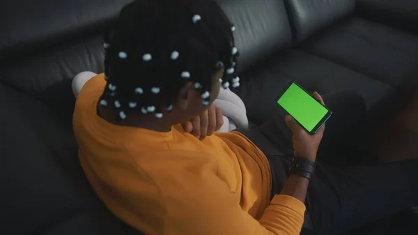 Mutlu Afrikalı Amerikalı adam akıllı telefonun yeşil ekranına el sallıyor. — Stok fotoğraf