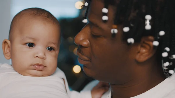 Çok ırklı güzel bir aile. Genç siyah baba yeni doğmuş bebeğini kucağında tutuyor. Kapat. — Stok fotoğraf