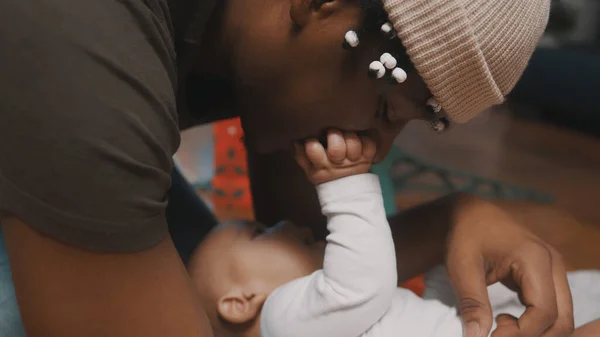 Baba oğul kucaklaşması. Siyahi adamın melez bebeğini öptüğü yakın plan. — Stok fotoğraf