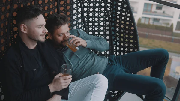 Man gay paar ontspannen in de swing en het drinken van bier — Stockfoto