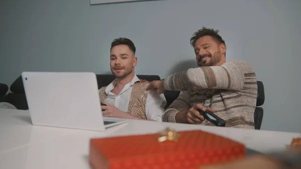 Ευτυχισμένο γκέι ζευγάρι ή κολλητοί που παίζουν βιντεοπαιχνίδια. Δώρο σε πρώτο πλάνο — Φωτογραφία Αρχείου