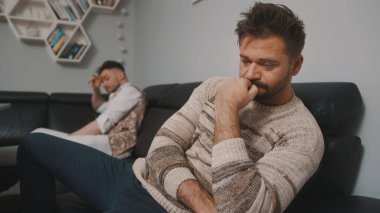 Bir ilişkide zorluklar. Eşcinsel çift tartışıyor.. 
