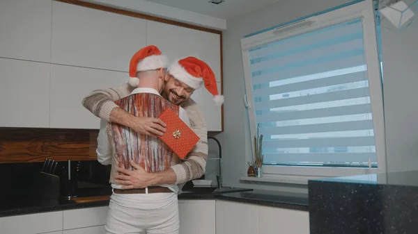 Αυτός που κάνει δώρο έκπληξη στο αγόρι του. Γκέι οικογένεια και παραμονή Χριστουγέννων — Φωτογραφία Αρχείου