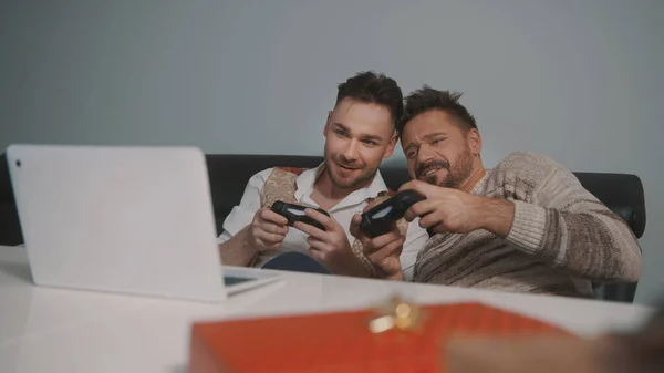 Gay masculino casal com santa claus chapéus abraçando e assistindo filme triste romântico filme no o natal véspera — Fotografia de Stock