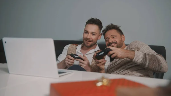 Gay Männlich Paar mit Weihnachtsmann Hüte kuscheln und beobachten Film traurig romantischen Film auf die Heiligabend — Stockfoto