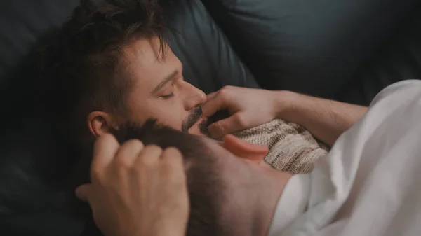 Joven pareja gay romántica pasando el día abrazándose y relajándose en el sofá. Concepto de estilo de vida familiar —  Fotos de Stock