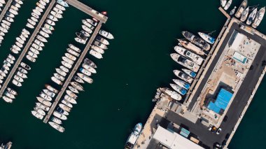 Port de Soller, liman limanı Mallorca Adası, İspanya Akdeniz 'e park etmiş tekne ve gemiler.