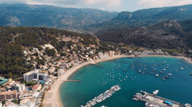 Port de Soller çatılarının havadan görünüşü, Mallorca, İspanya