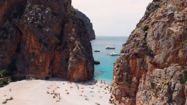 Akdeniz 'in kayalıklar, Sa Calobra, Torrent De Pareis plajı, Serra De Tramuntana, Mallorca, İspanya arasındaki küçük kumsal manzarası.,
