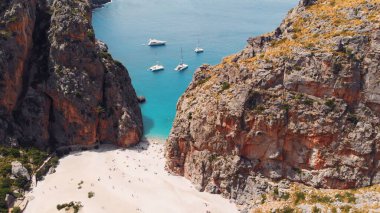 Akdeniz 'in kayalıklar, Sa Calobra, Torrent De Pareis plajı, Serra De Tramuntana, Mallorca, İspanya arasındaki küçük kumsal manzarası.