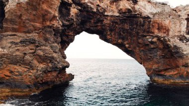 Es Pontas, turist Mayorka adasının kıyısında, İspanya 'nın Cala Santanyi ve Cala Llombards arasında Doğal Kaya Kemeri' ne tırmanıyor.