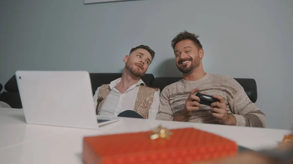 Feliz pareja gay o mejores amigos jugando videojuegos. Regalo en primer plano — Foto de Stock