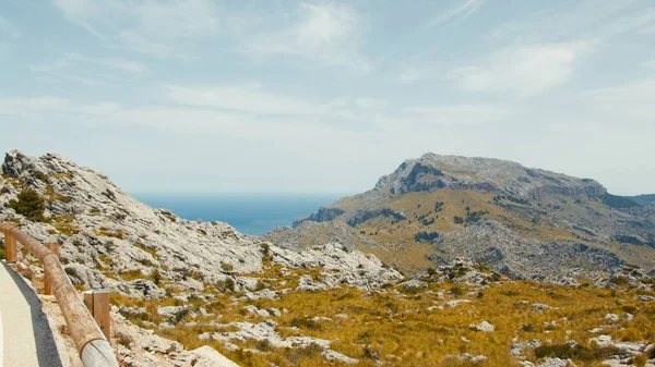 La corbata anudada - nudo de corbata, carretera de montaña que conduce a Cap De Formentor En Mallorca, Islas Beleric, España — Foto de Stock