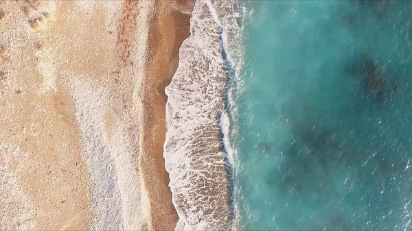 Hava arkaplanı. Kristal berrak turkuaz deniz dalgaları altın kumun üzerine sıçrıyor. Yüksek açılı çekim — Stok fotoğraf