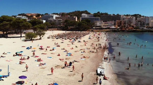 Strand von Santa Ponsa auf Mallorca, aus der Luft. Sandstrand mit vielen Sonnenschirmen — Stockfoto