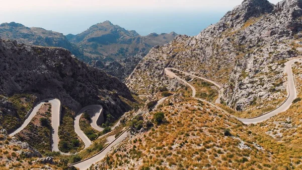 La strada La cravatta annodata - nudo de corbata nella montagna Serra De Tramuntana, Maiorca, Isole Baleari — Foto Stock