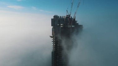 Varşova, Polonya 01.11.2020 Varşova 'nın merkezinde sisli ve bulutlu bir sabah. Varso Kulesi 'nin havadan görüntüsü yapım aşamasında