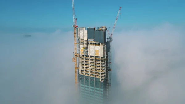 Warschau, Polen 01.11.2020 Verblüffende Luftaufnahme des im Bau befindlichen Varso-Turms über den Wolken — Stockfoto